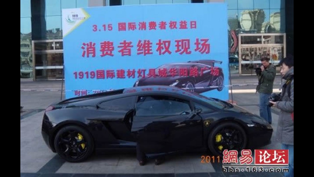Chinês revoltado destrói Lamborghini Gallardo em praça pública - Fotos e Vídeo