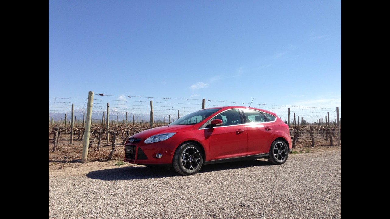 Tira-teima hatches médios: VW Golf 1.4 TSI Highline ou Ford Focus 2.0 Titanium?