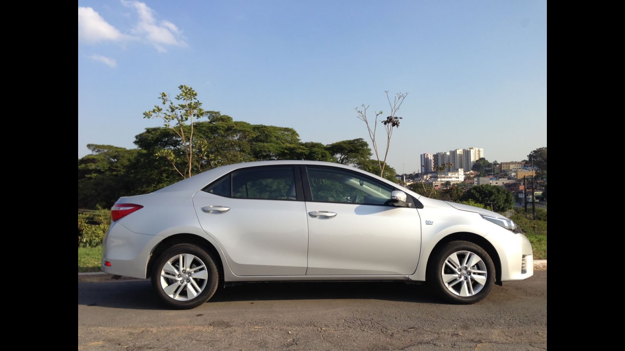 Garagem CARPLACE #1: Corolla GLi 1.8 faz 15 km/l, mas é despojado
