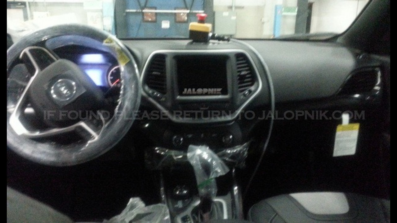 Novo Jeep Cherokee 2014 é flagrado totalmente sem disfarces - SUV estreia em abril no Salão Nova York