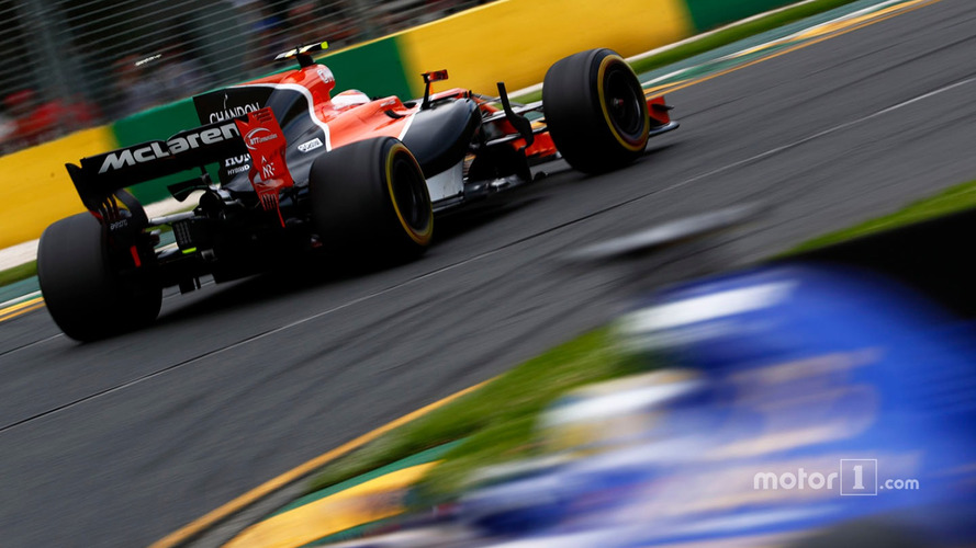 Stoffel Vandoorne, McLaren MCL32, leads Marcus Ericsson, Sauber C36