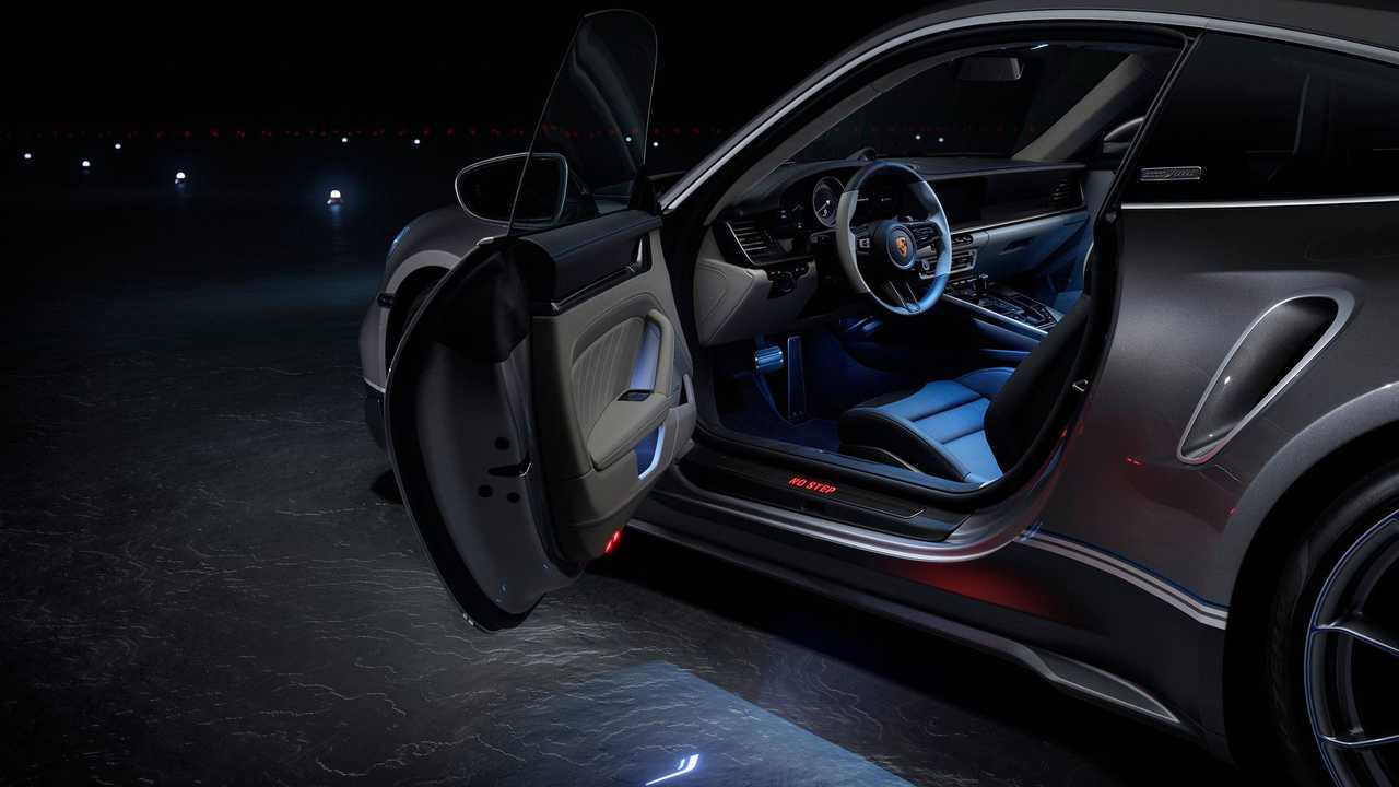Porsche 911 Turbo S Embraer Phenom 300E