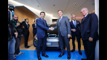 Ministro Lupi, consegna delle chiavi della BMW i3