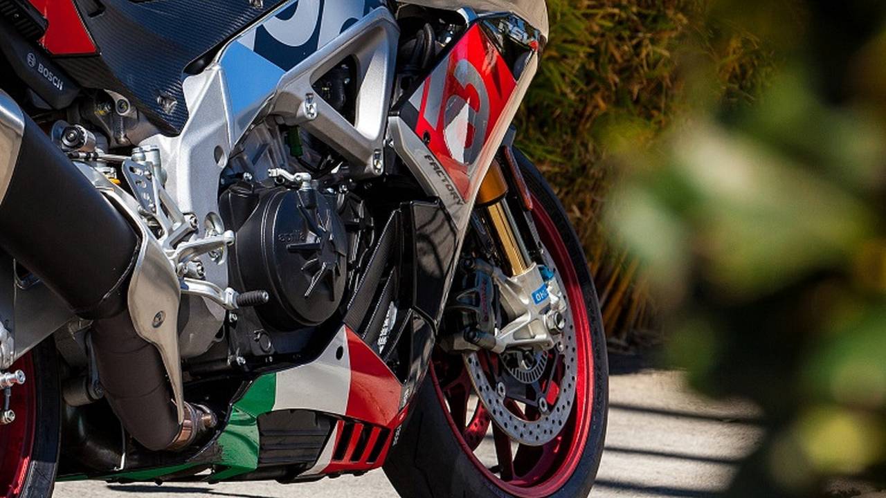 Superbike of the Year: Yamaha YZF-R1 vs Aprilia RSV4