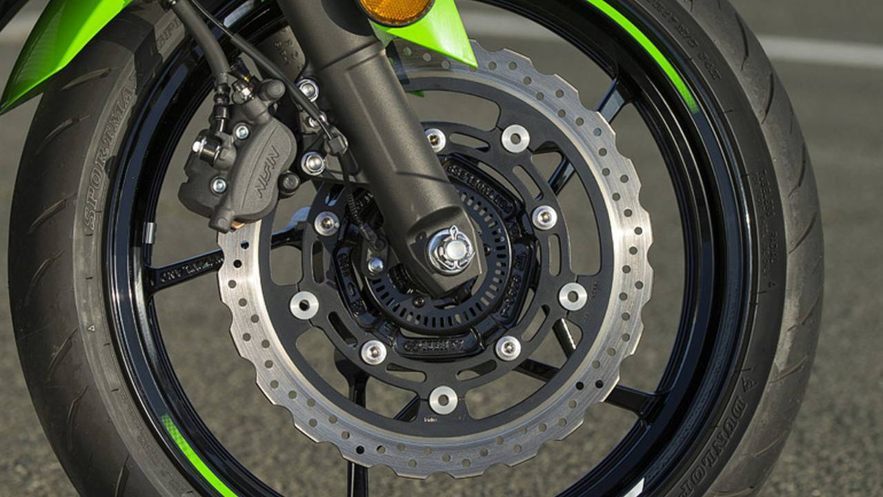 The front brake rotor grows to 310mm. This along with the upgraded master cylinder offer a more substantial feel when the front lever is squeezed.