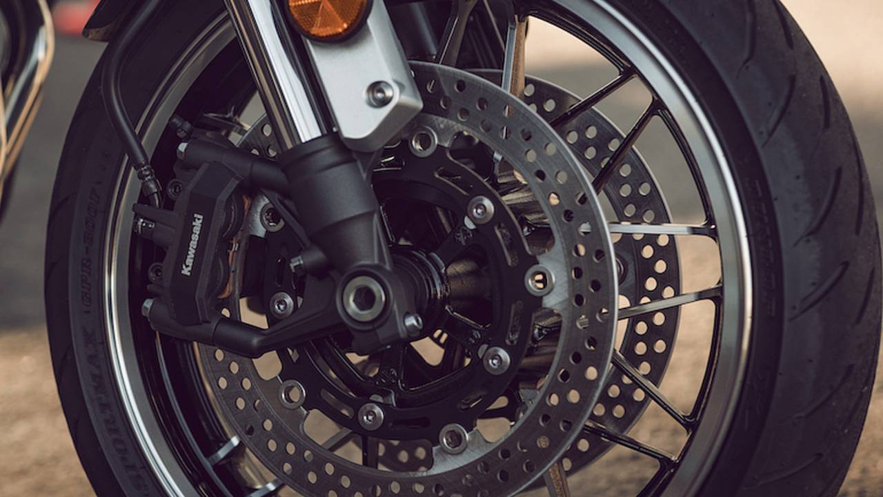 <em>Attractive rims, sturdy radial-mount brakes and an inverted fork offer a tough stance at a standstill.</em>