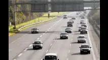 Autobahnkreuz mit Abbiegespuren: Wann darf ich rechts schneller fahren?