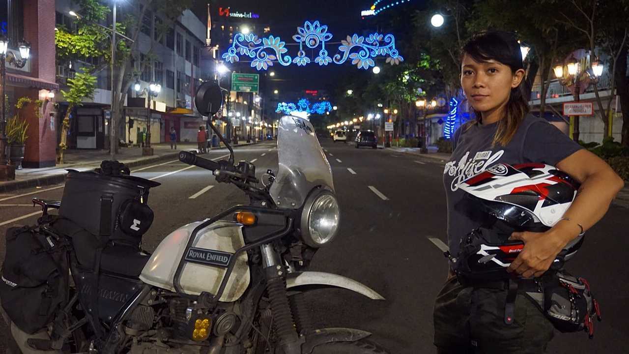Jisel, pengendara motor wanita