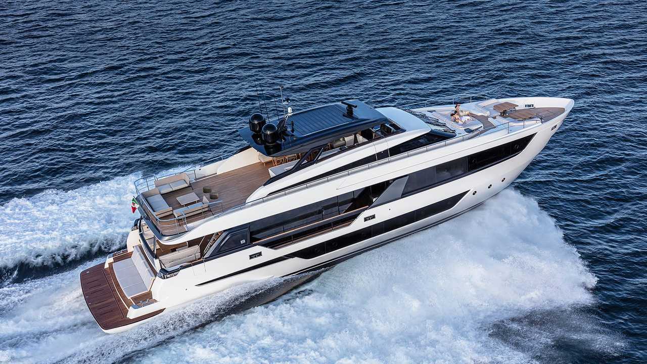 Range Rover vs Ferretti Yachts 1000
