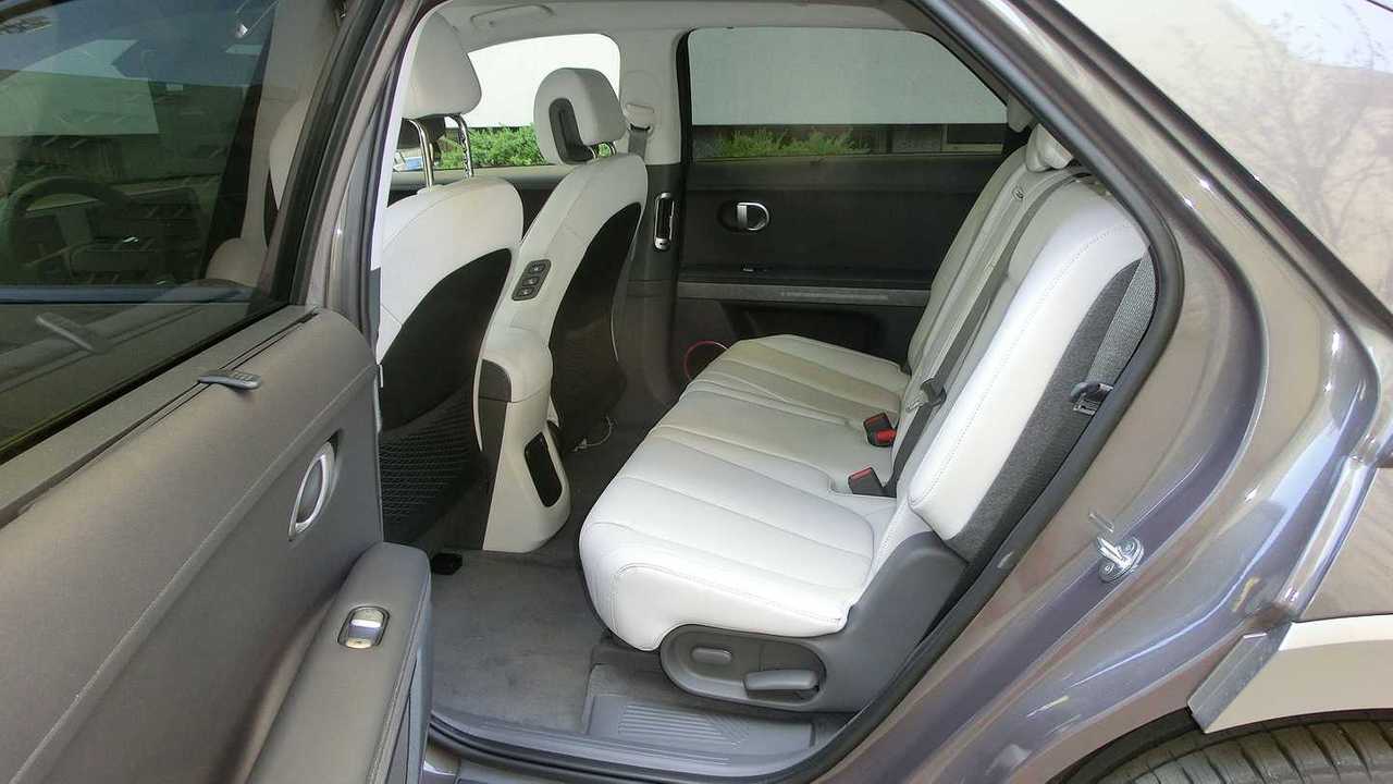Hyundai Ioniq 5: Assentos traseiros deslizantes na posição traseira