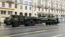 Kampfroboter „Uran-9“ auf einem Sattelauflieger mit einem Traktor „Ural“