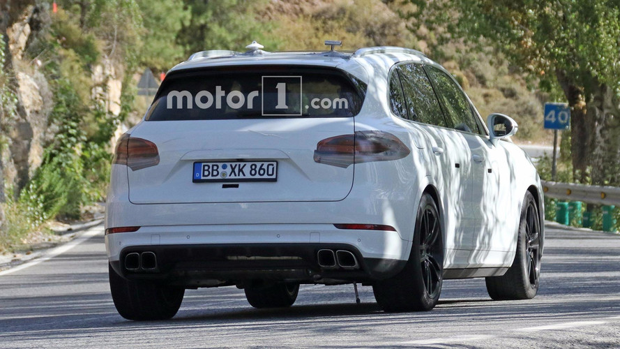 Beyaz 2018 Porsche Cayenne casus fotoğrafları