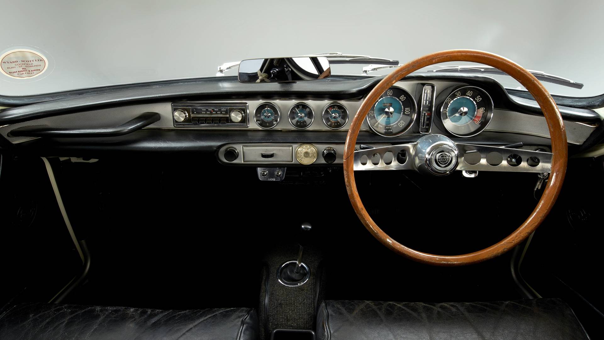 volvo-1800-s-roger-moore.jpg
