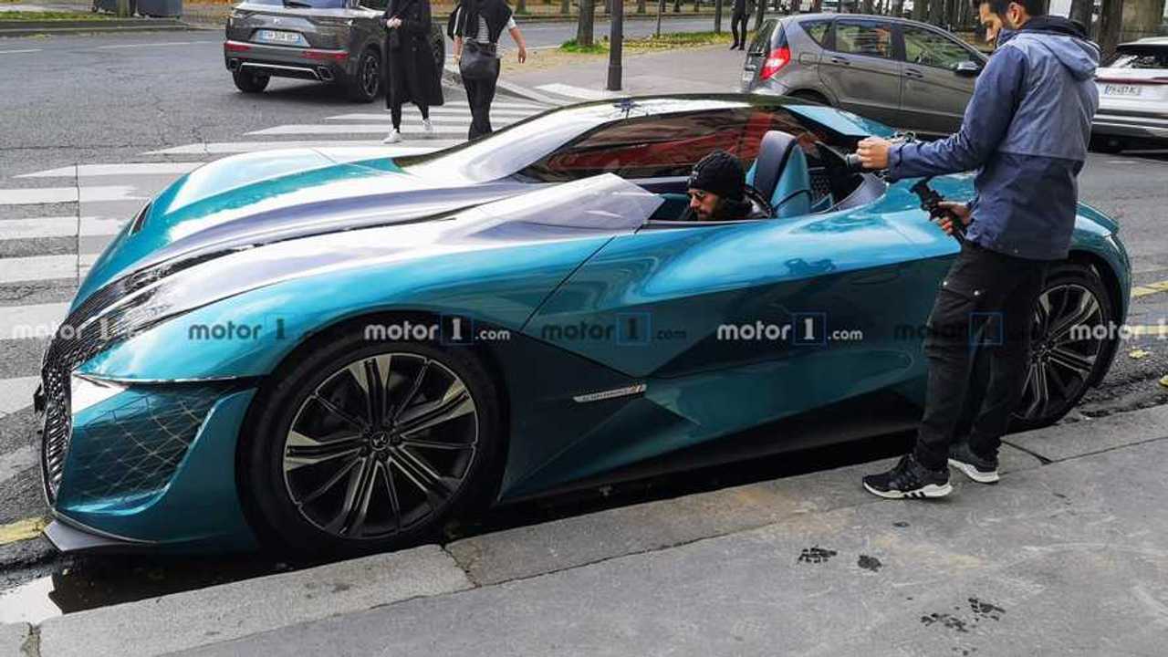 DS X E-Tense Concept dans les rues de Paris