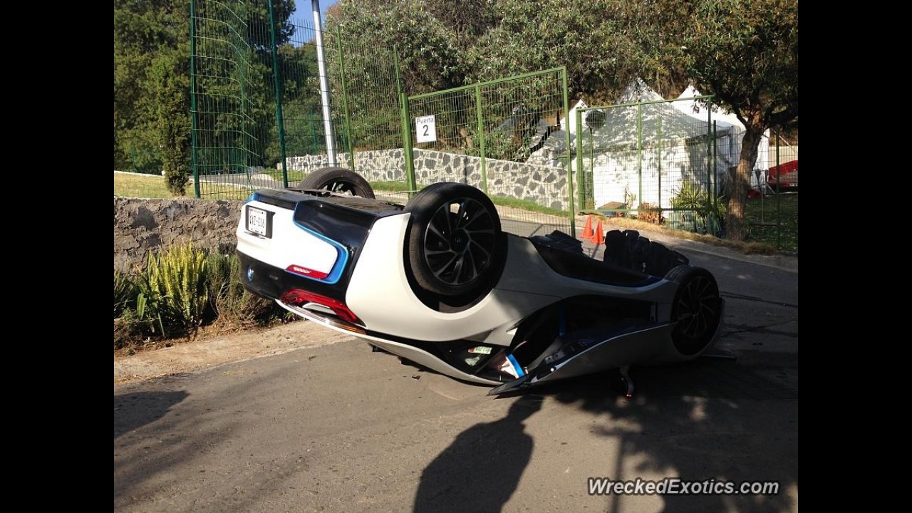 Deu ruim! Jornalista capota BMW i8 durante test-drive para imprensa