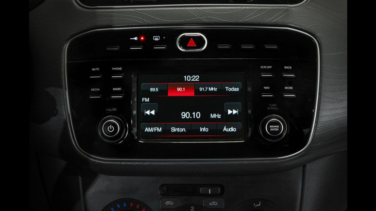 Fiat Punto e Linea 2016 ganham central multimídia e câmera de ré - veja preços