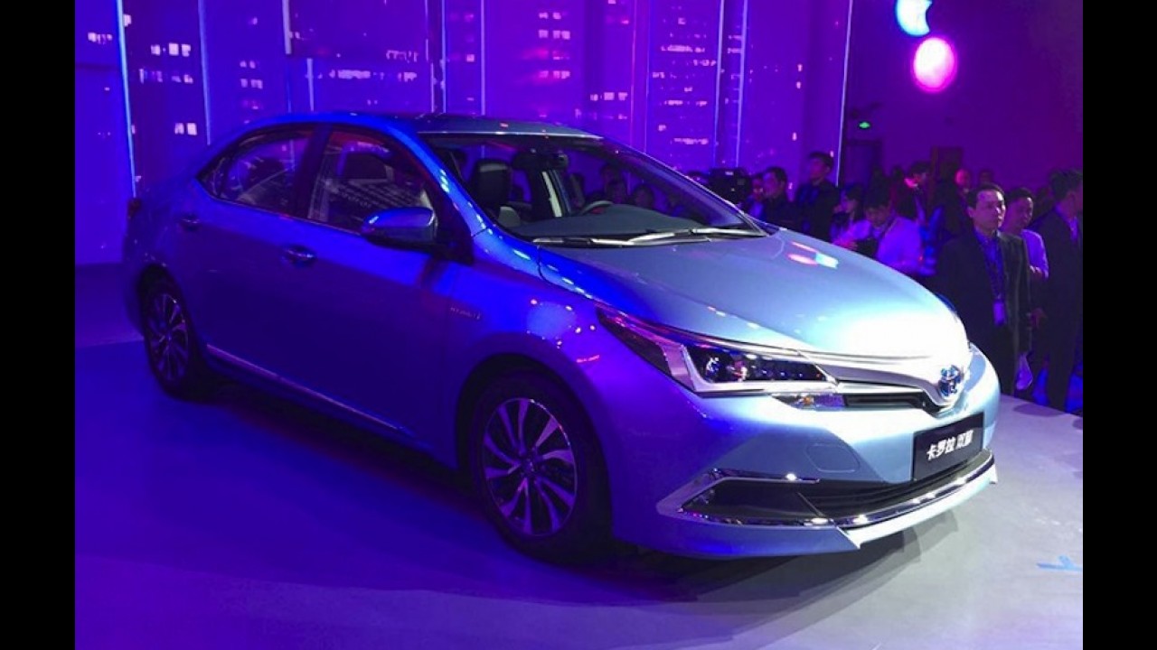 Toyota Corolla aparece de cara nova em versão híbrida