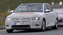Skoda Superb facelift spy photo