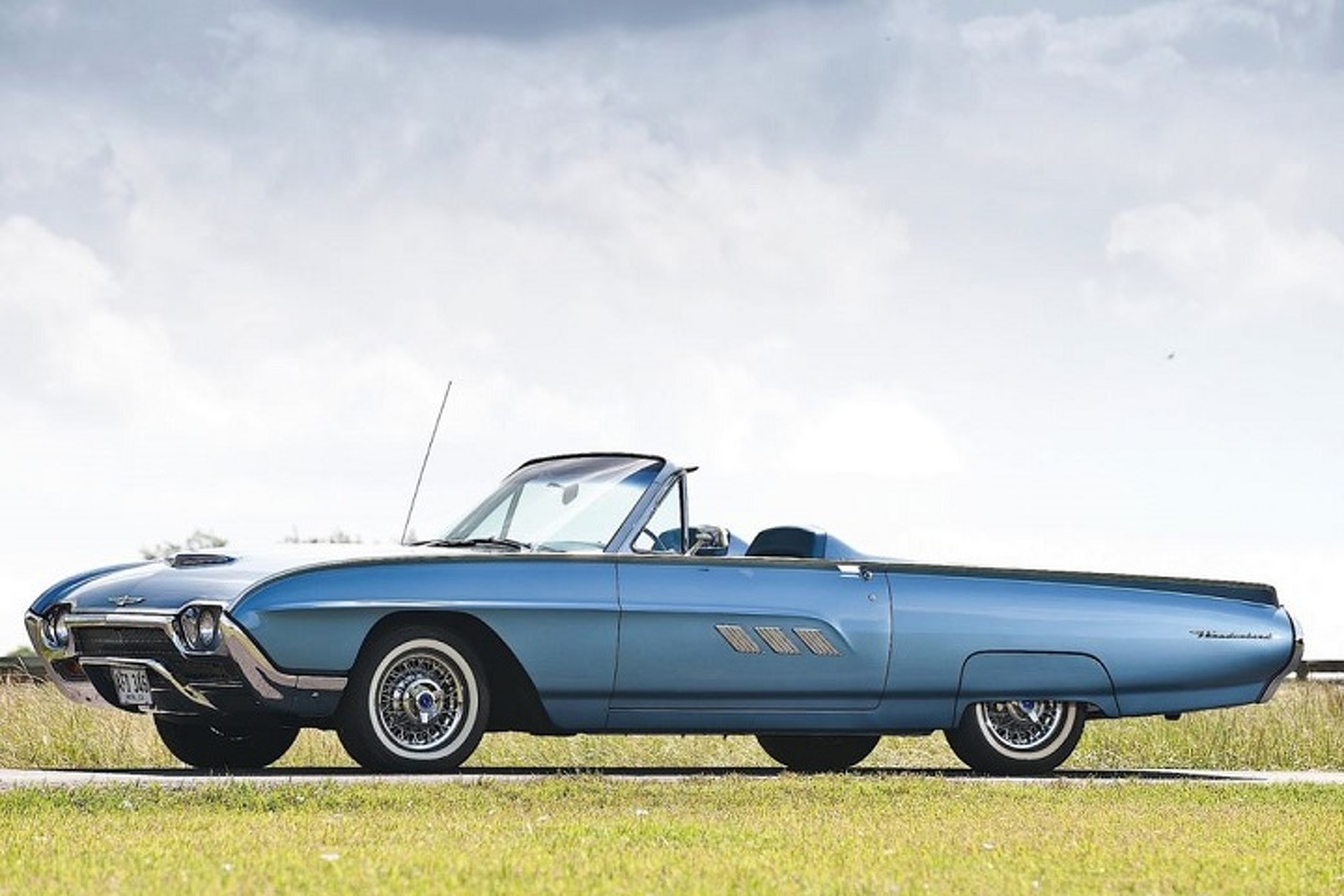 the-distinctive-ford-thunderbird-of-the-early-sixties.jpg