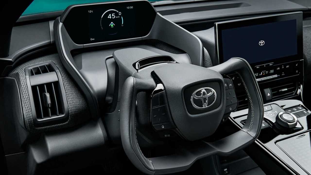 Серийный кроссовер Toyota bZ4X, салон