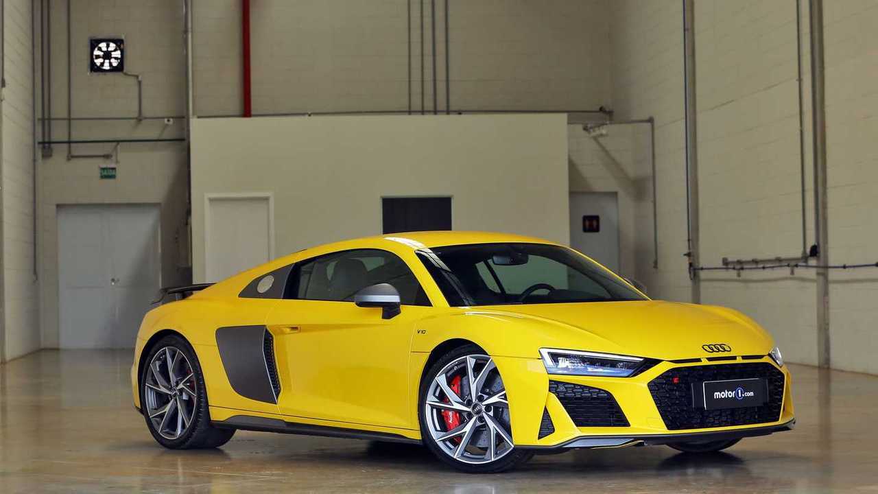 Comparativo: Audi R8 V10 vs. Porsche 911 Turbo S no Circuito Panamericano