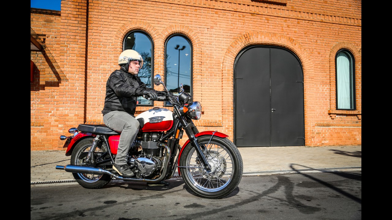 Flagra! Menos retrô, nova Triumph Bonneville é vista rodando em testes