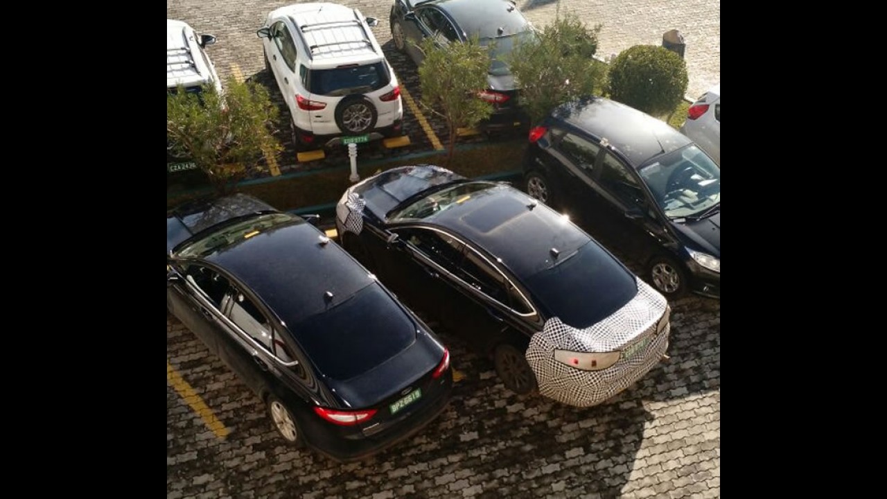 Flagra! Ford já testa Fusion 2016 reestilizado no Brasil
