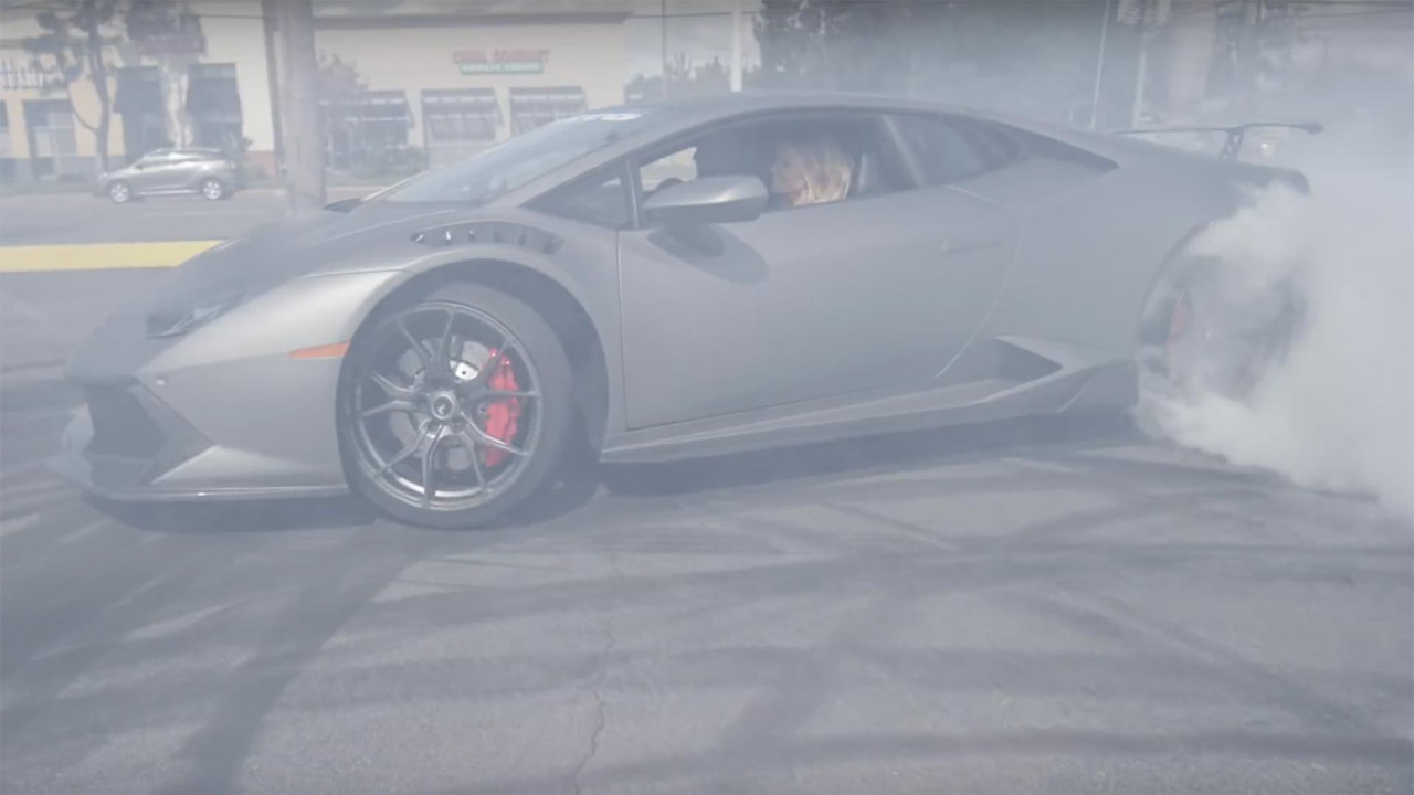 Lamborghini Huracan bayi önünde drift yapıyor
