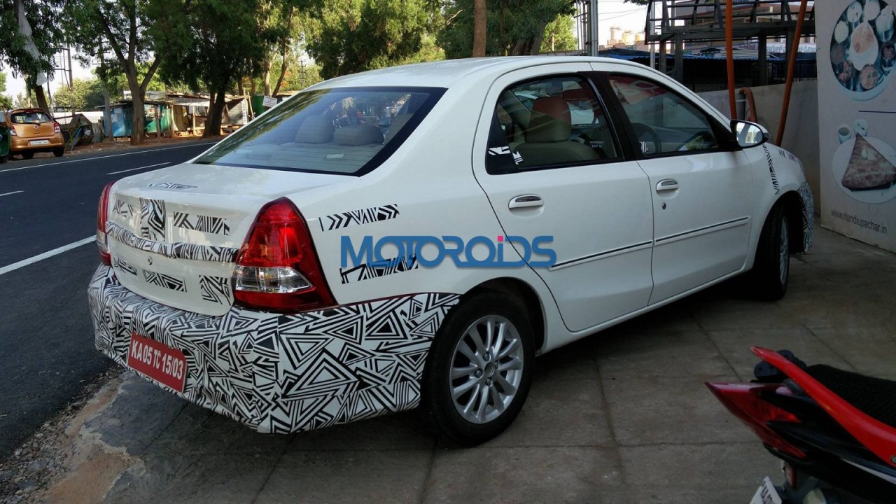 Flagra: Toyota Etios reestilizado aparece em testes... na Índia