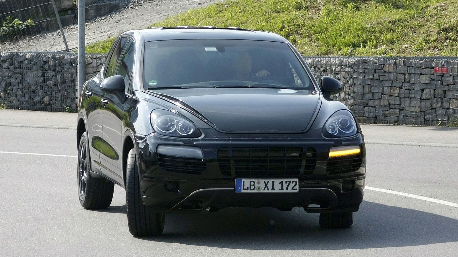 Next Generation Porsche Cayenne Spied On Video