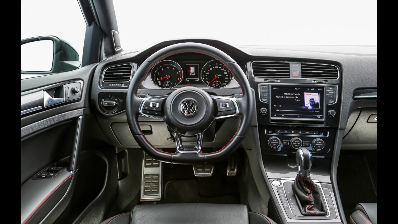 Teste CARPLACE: Golf GTI nacional anda mais que o importado