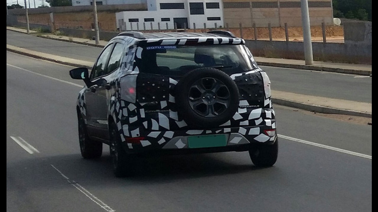 Flagra: Ford EcoSport 2017 muda frente e motor, mas estepe segue na tampa
