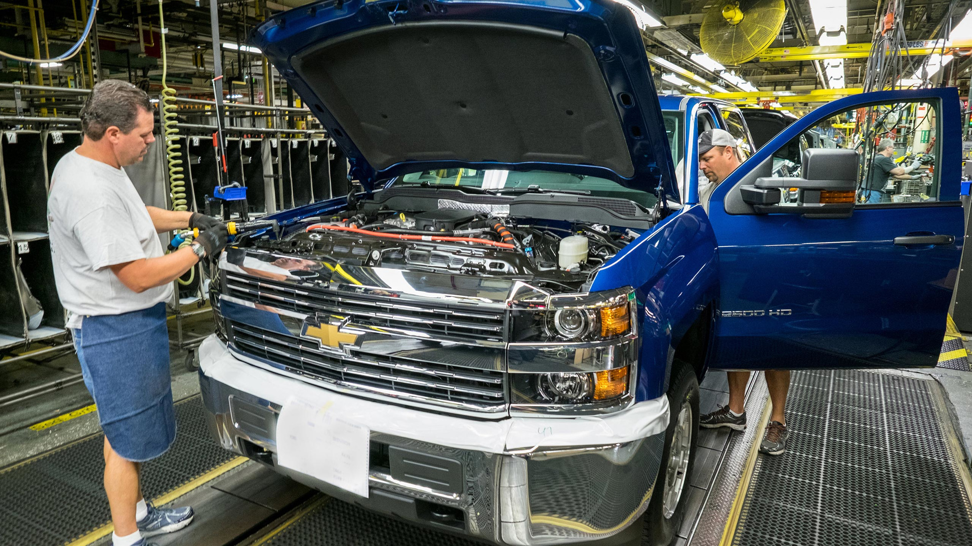 GM invests 1 billion in plants, brings truck component