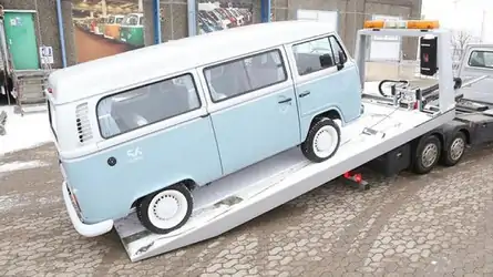 Last ever Volkswagen Kombi arrives at Hanover museum Last Volkswagen Kombi