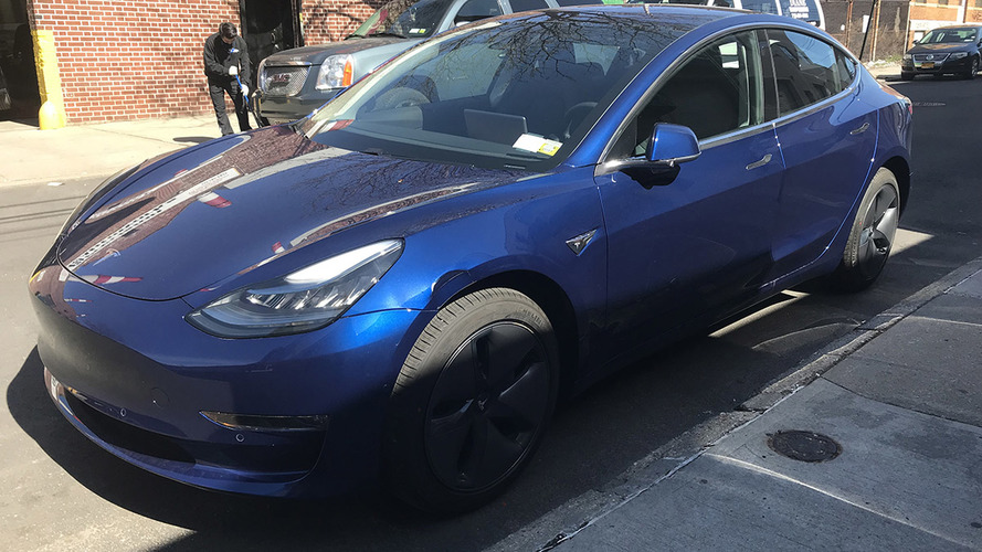 Tesla Model 3 Çamurluk Hasarı