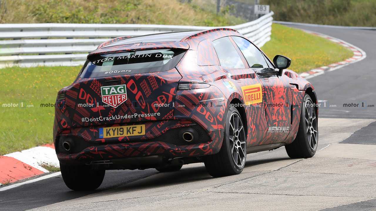 Aston Martix DBX kémfotó