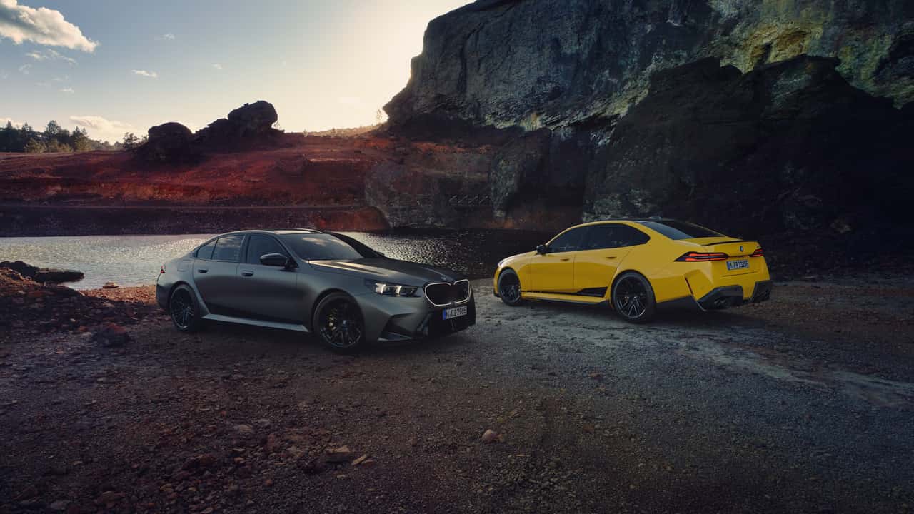 سيارة BMW M5 طراز 2025 مع قطع غيار M Performance