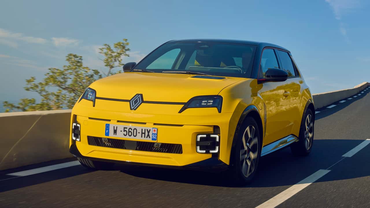 Renault 5 E-Tech Electric (in Gelb, Fahraufnahme von schräg vorne)