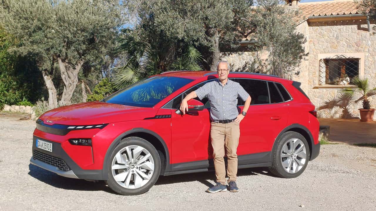 Skoda Elroq (2025): Exterieur-Aufnahme auf Mallorca mit dem Autor