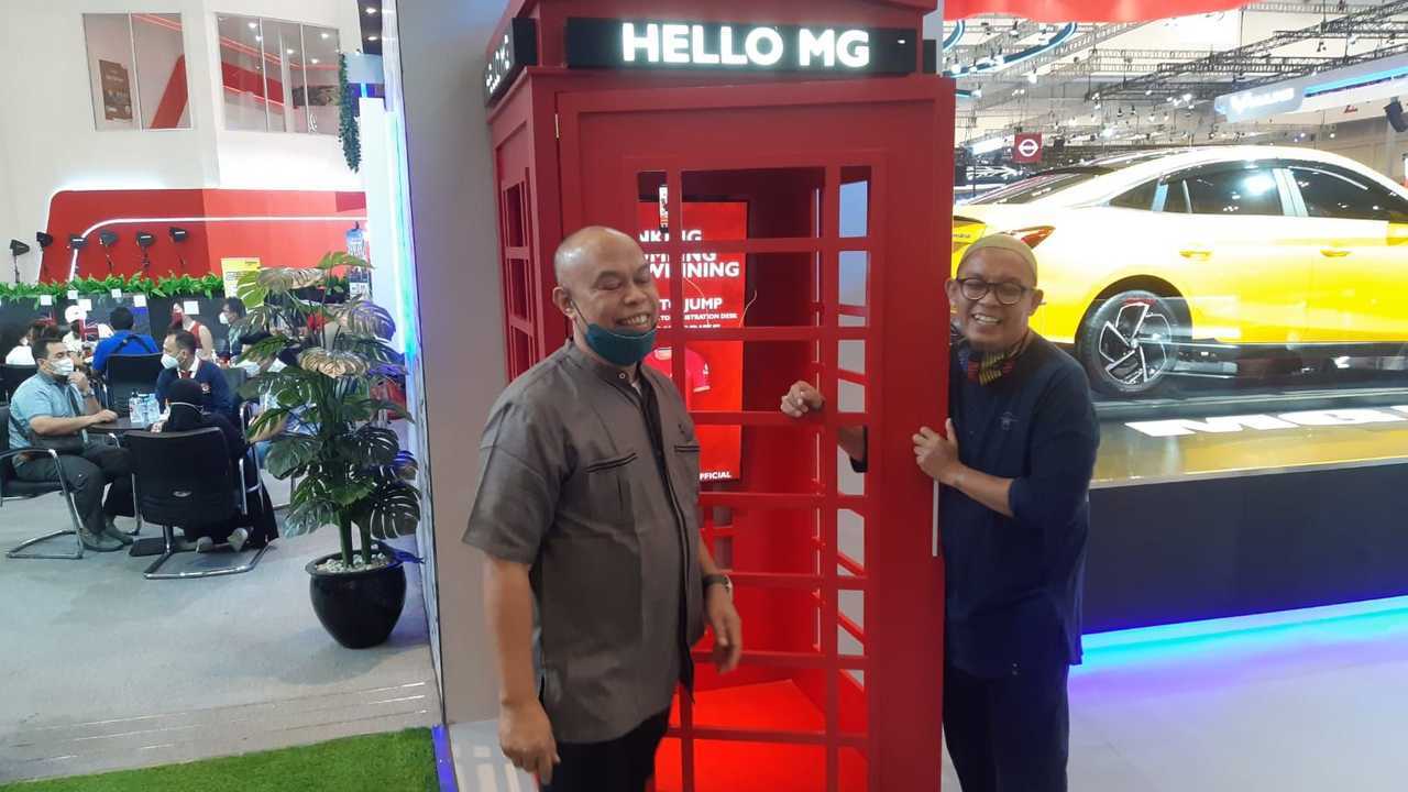 Edwin (kiri) dan Jody di booth MG GIIAS 2021