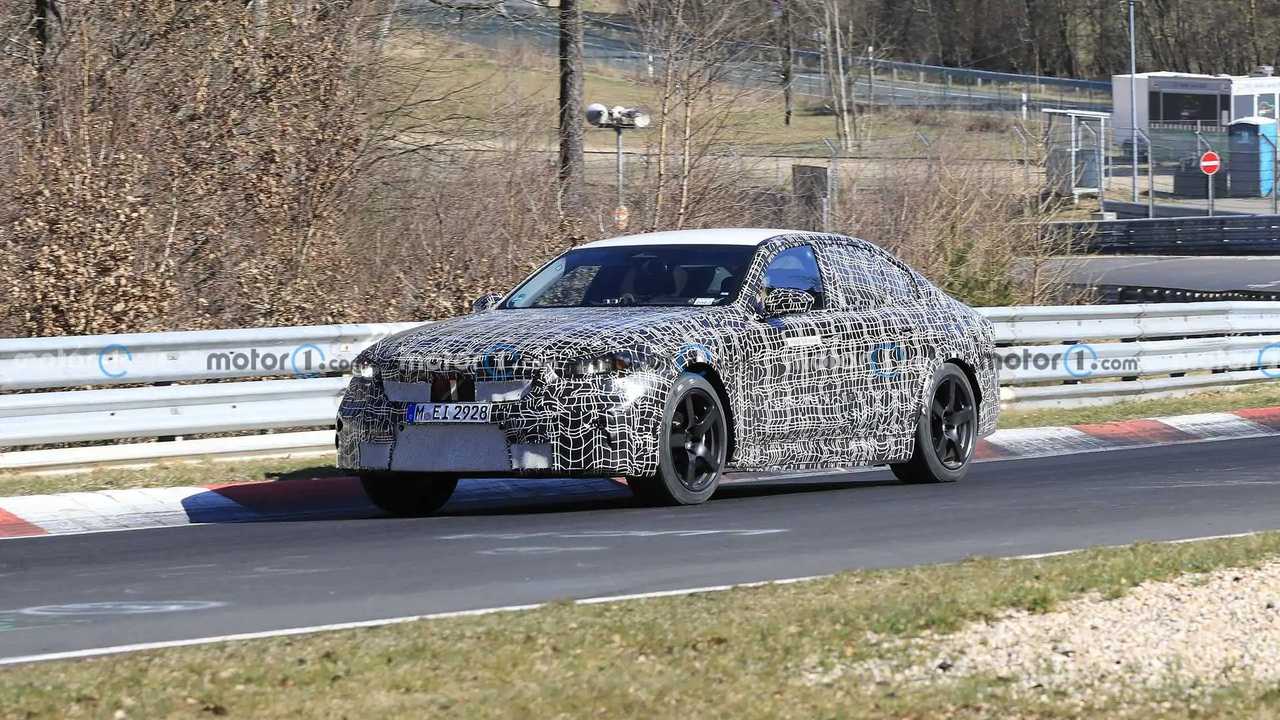 La prossima generazione di BMW M5 impegnata durante i test al Nurburgring
