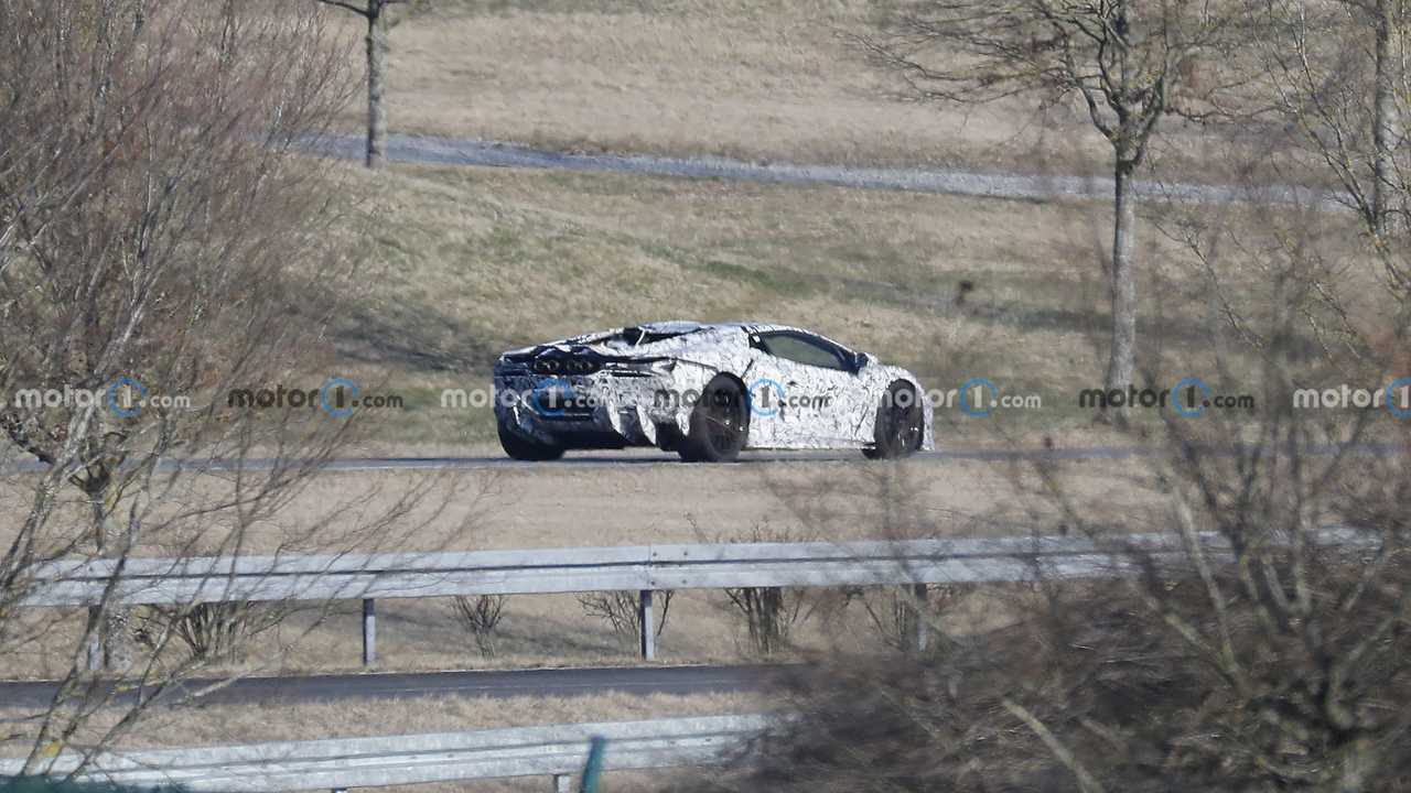 Nuova Lamborghini Aventador, le foto spia