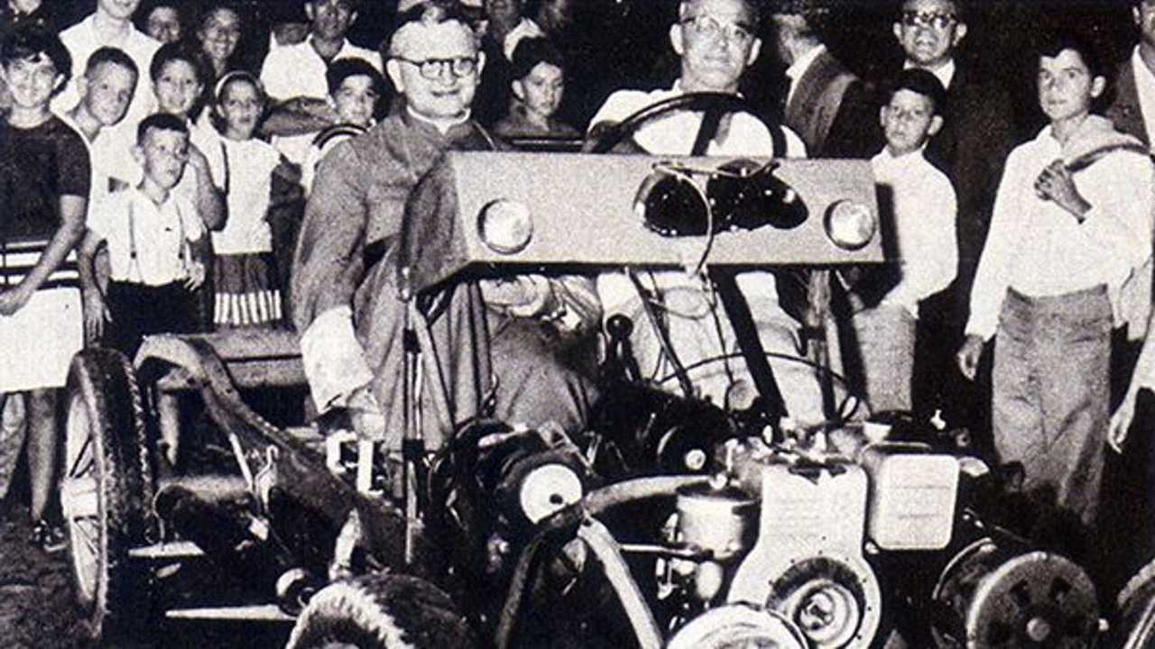013 - Dom Agnelo Rossi, cardeal de SP, no carro elétrico de Lorencini (1965)