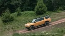 Rivian R1S in Compass Yellow bei Bergabfahrt