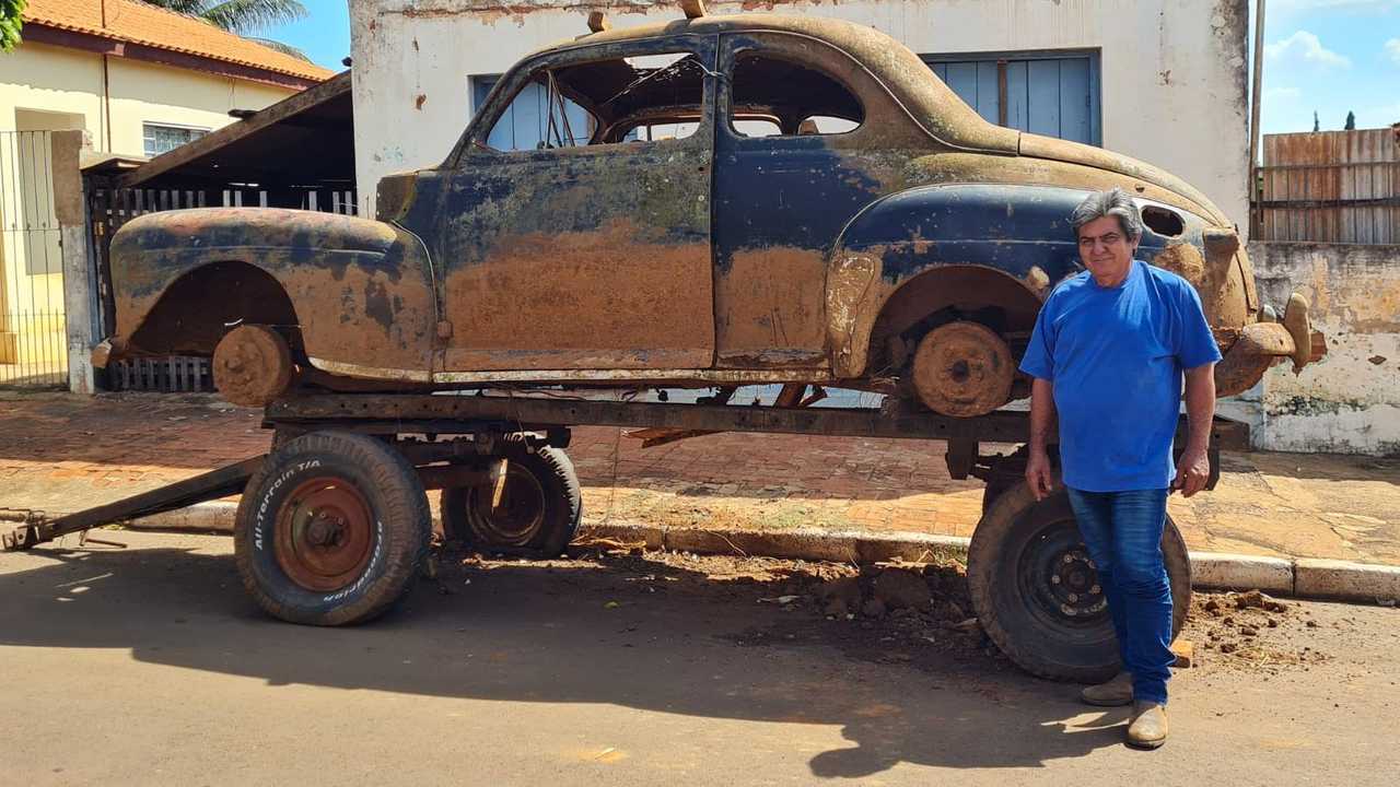 016 - Laercio pôs o carro sobre uma carretinha emprestada