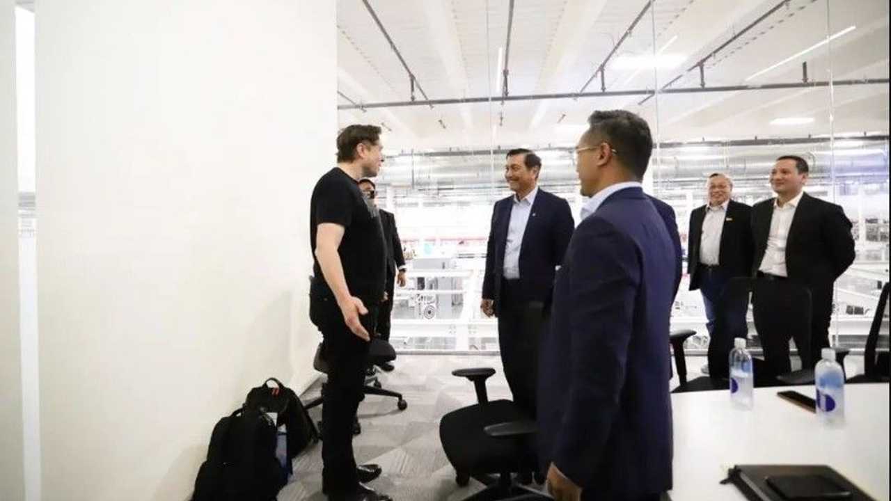 CEO Tesla Elon Musk (kiri) menyambut hangat kedatangan rombongan Kemenko Marvest di pabrik Tesla, Giga Factory, Texas, AS.