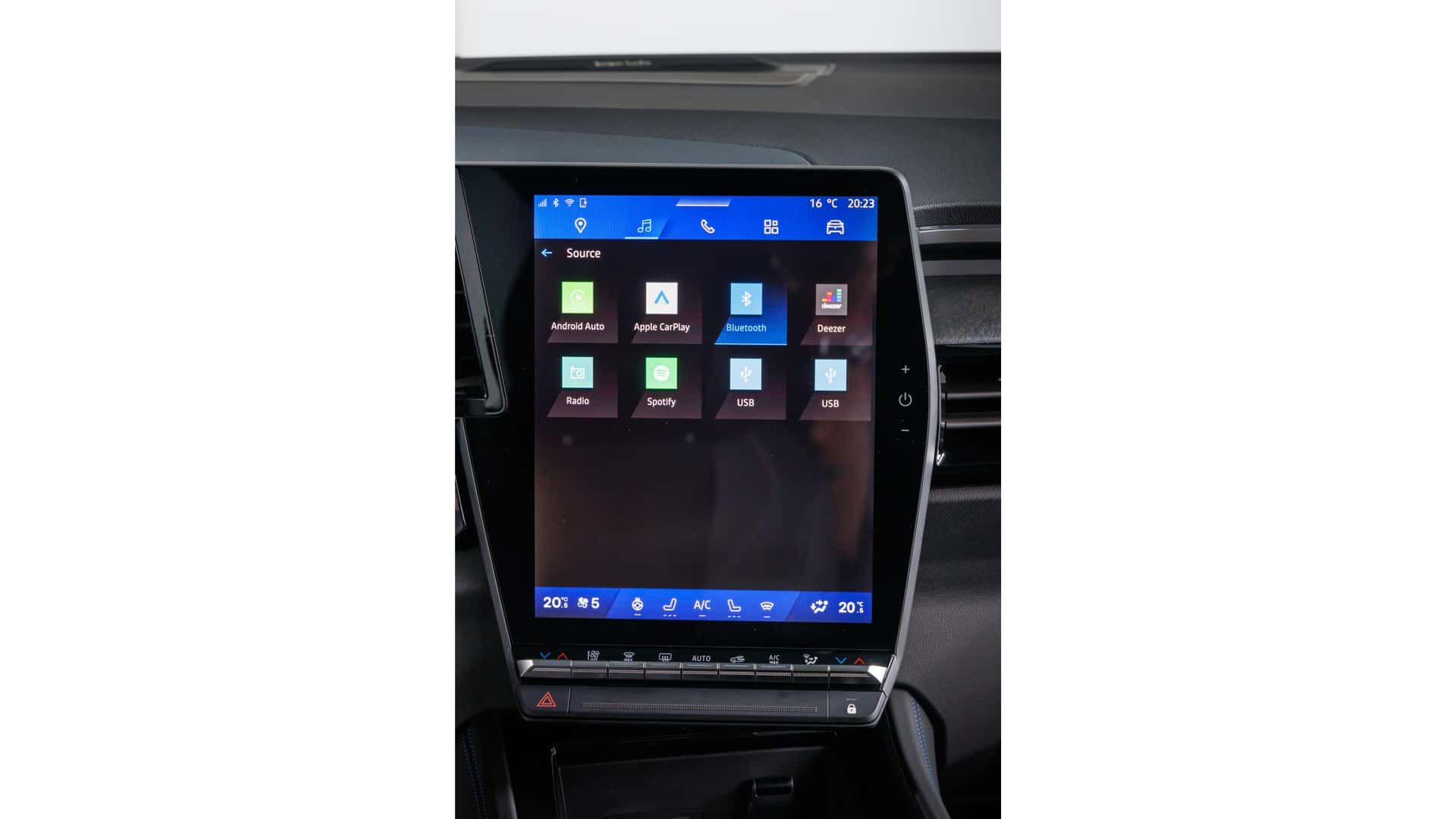 https://cdn.motor1.com/images/mgl/mMP8pj/s1/2024-renault-rafale-interior.jpg