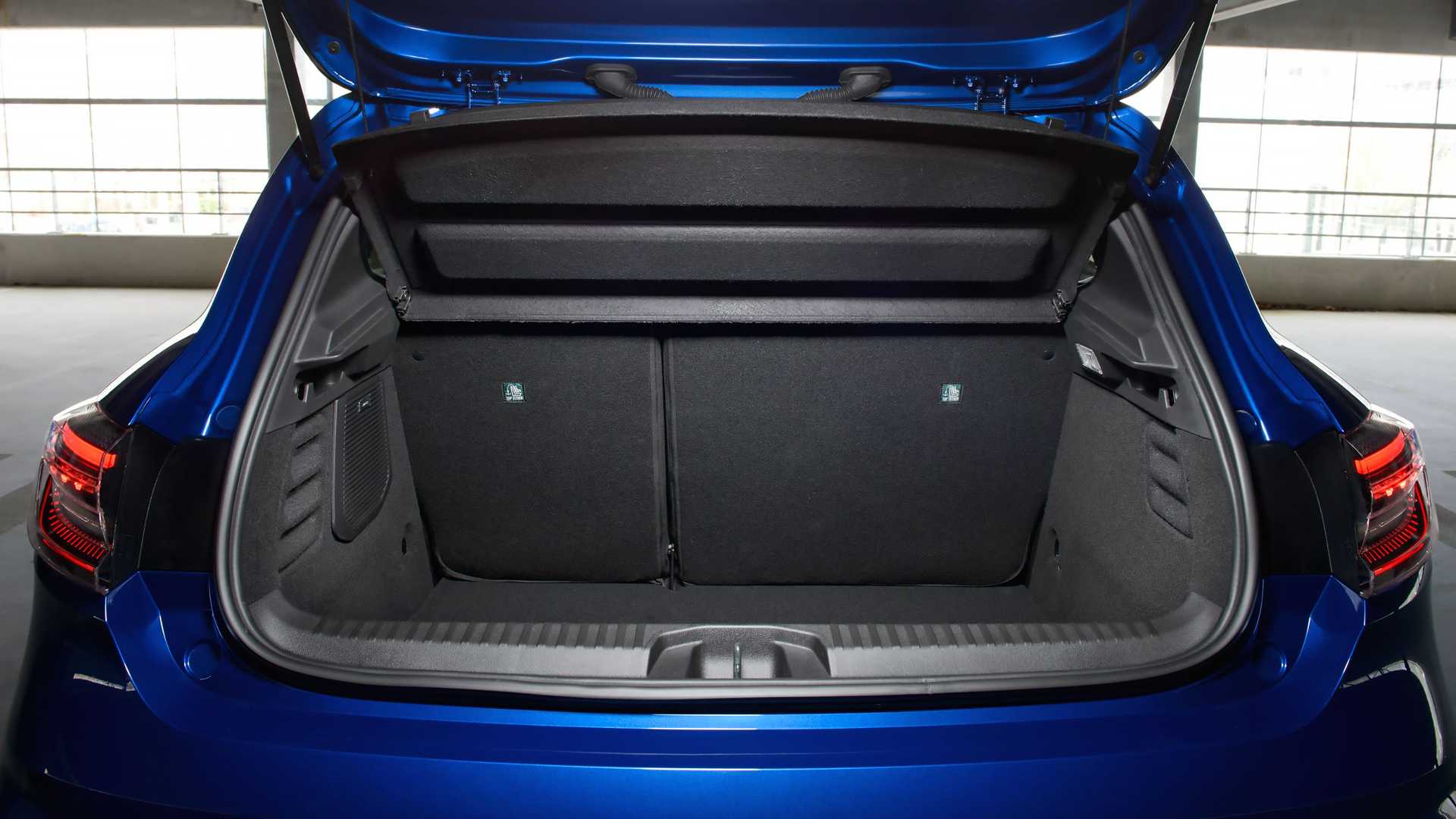 https://cdn.motor1.com/images/mgl/mMPAb4/s1/renault-clio-facelift-2023.jpg