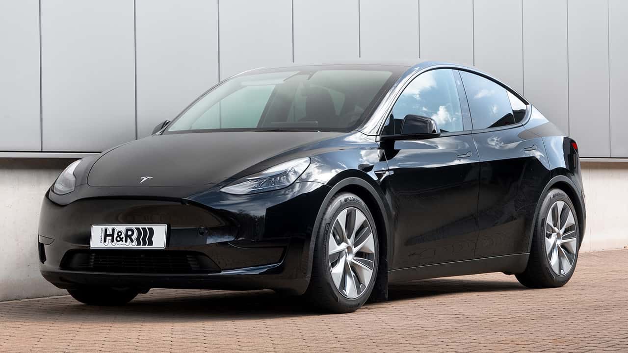 Tesla Model Y mit H&R-Sportfedern