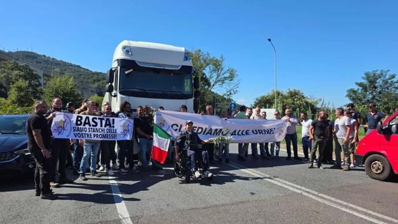 gasolio-a-2-3-euro-tir-e-trattori-bloccano-il-sud-400-mezzi-fermi-tra-porti-e-au